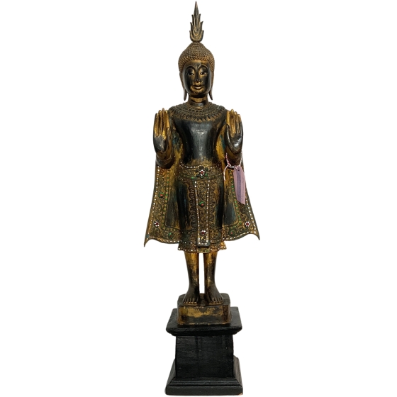Frontansicht des Holzbuddha