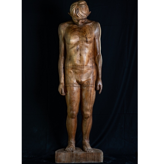 Holzskulptur "Stehender junger Mann auf Boden blickend"