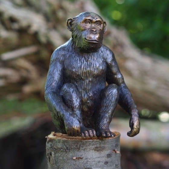 Bronzefigur eines sitzenden Schimpansen