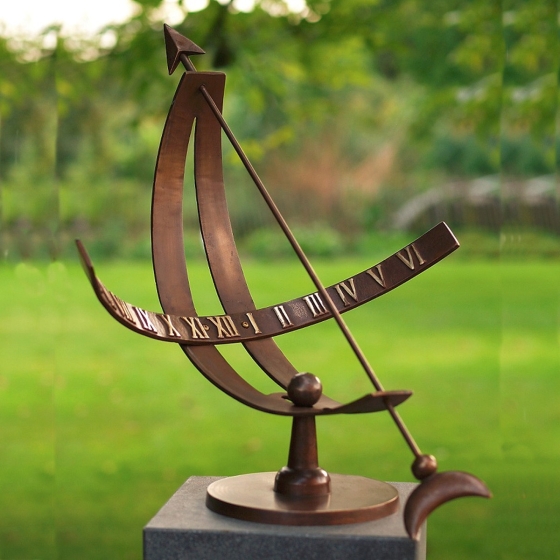 Moderne Sonnenuhr auf rundem Standfuß. Bronzefiguren und Gartenfiguren bei Kunsthandel Lohmann in Timmendorfer Strand.
