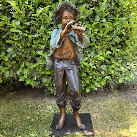 Bronzefigur "Flötenspieler Maurice mit Sommerhut"
