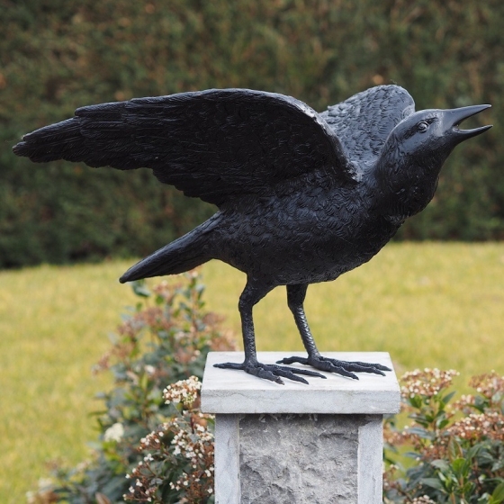 Rabe mit offenen Flügeln Gartenfigur