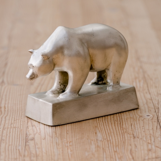 Bronzeskulptur "Bär - Börse" klein auf Sockel in Silber von der Seite 