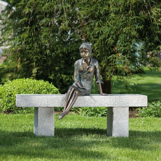 Bronzeskulptur Sitzendes Kleines Mädchen Berrit auf einer Steinbank im Garten 