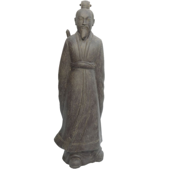 Frontansicht der Steinskulptur "Stehender Samurai mit Schwert"