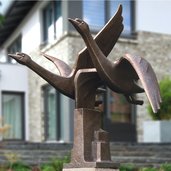 Frontansicht der Figur "Schwanengruppe" im Garten