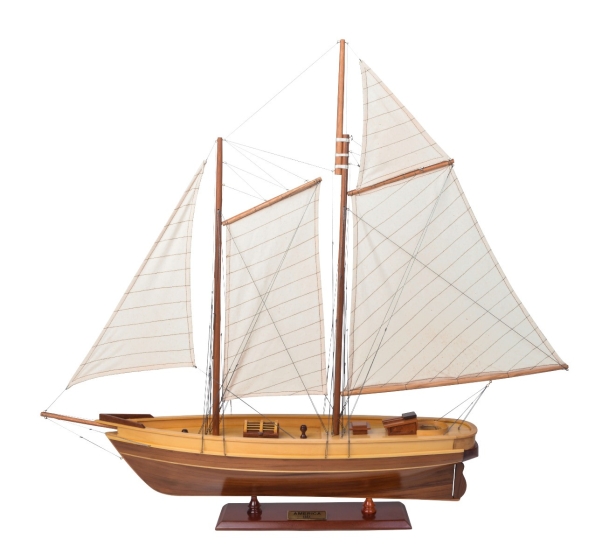 Segelboot auf Ständer