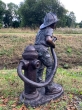 Sam der Feuerwehrmann von hinten aus Bronze im Garten