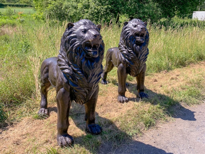 Bronzeskulptur Zwei Stehende Portallöwen auf einer Wiese