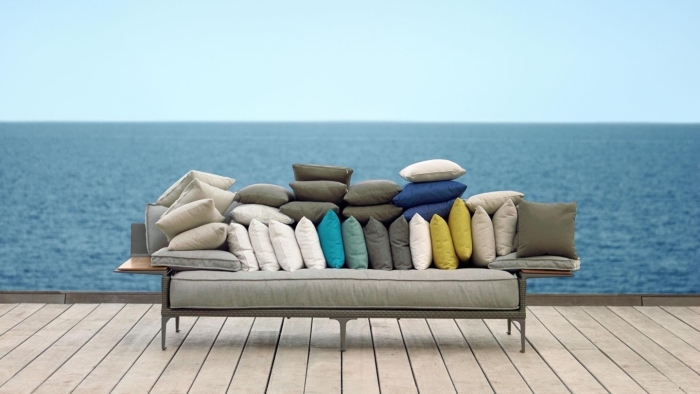 Dekokissen von Dedon auf einer Lounge am Meer